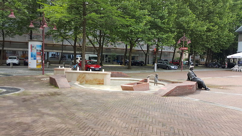 File:Dachau — Ernst-Reuter-Platz (Brunnen).JPG