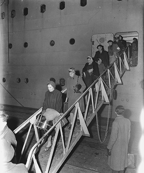 File:De SS Almanzora met 1900 gerepatrieerden uit Indie aan boord in de haven van Ams, Bestanddeelnr 901-3333.jpg