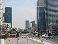 La Défense, met die Arc de Triomphe in die agtergrond