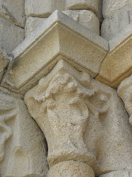 File:Dinan (22) Basilique Saint-Sauveur Façade ouest Chapiteau 24.jpg