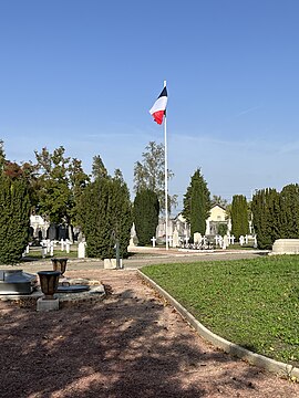 Mât (2) portant le drapeau français au carré militaire du cimetière de Bourg-en-Bresse.