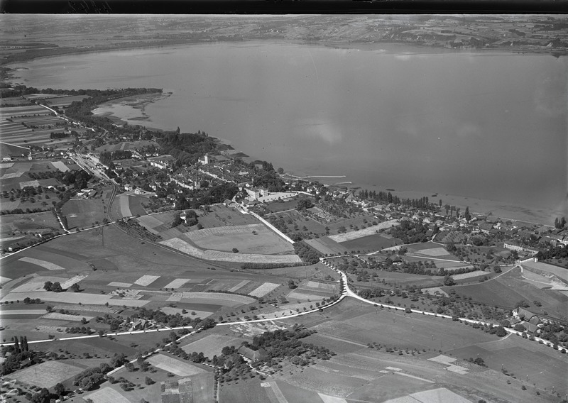 File:ETH-BIB-Murten mit See v. O. aus 300 m-Inlandflüge-LBS MH01-004842.tif