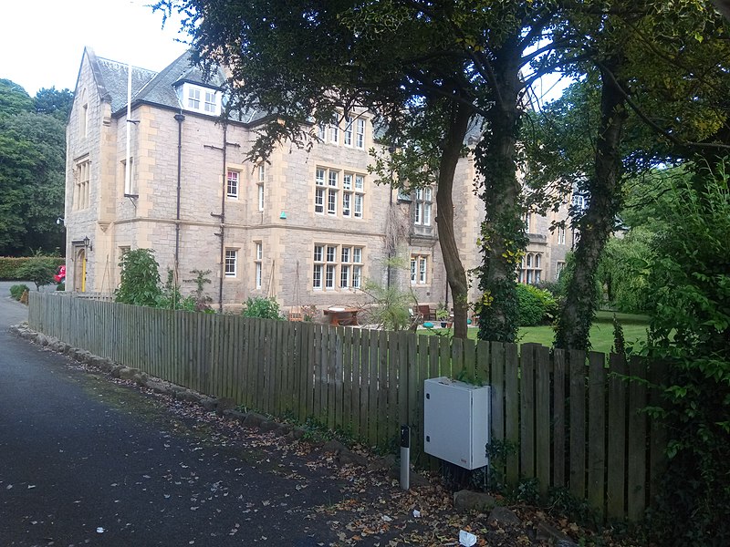 File:Edinburgh, Crewe Road South, Fettes College, West Lodge And Gates 2.jpg