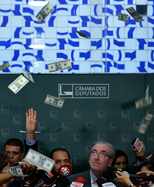 File:Eduardo Cunha recebe uma "chuva de dólares".jpg