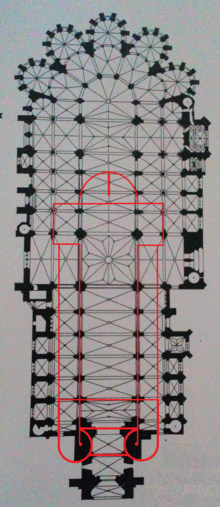 Plan d'une église en croix tracé en rouge avec, en arrière-plan, le plan d'une église à double-transept tracé en noir.