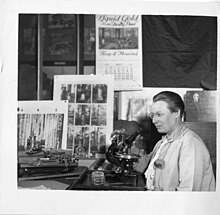 Eloise Gerry (1885-1970), yang ditunjukkan pada microscope.jpg