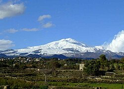 Veduta con l'Etna innevato