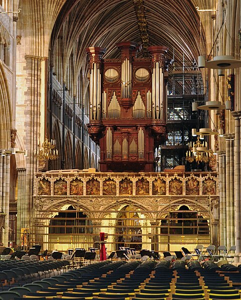 File:Exeter Cathedral Interior 2.jpg