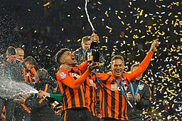 FC Shakhtar footballers celebrate victory (35609139936)