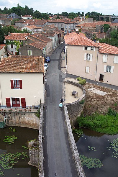 File:Faubourg Saint-Jaques Parthenay.jpg