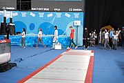 Deutsch: Fechten bei den Olympischen Jugend-Sommerspielen 2018: Tag 1, 7. Oktober 2018, Jungen, Säbel, Siegerehrung - Gold: Krisztián Rabb (HUN), Silber: Hyun Jun (KOR), Bronze: Mazen Elaraby (EGY); Medaillen überreicht durch IOC-Mitglied Britta Heidemann, Maskottchen überreicht durch FIE-Generalsekretär Emmanuel Katsiadakis English: Fencing at the 2018 Summer Youth Olympics at 7 October 2018 – Boys' sabre Medal ceremony – Gold: Krisztián Rabb (HUN), Silver: Hyun Jun (KOR), Bronze: Mazen Elaraby (EGY); Medal presenter: IOC member Britta Heidemann, Mascot presenter: FIE Secretary General Emmanuel Katsiadakis