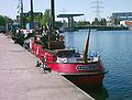 Deutsch: Ehemaliges Löschboot der Feuerwehr Hamburg. Gebaut 1930, Außerdienststellung 1980 ([4]. Hier zu sehen am Lotsekai in Harburg.