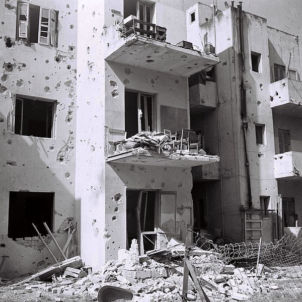 קובץ:Flickr - Government Press Office (GPO) - Apartment houses damaged during the Egyptian air attack on Tel Aviv.jpg
