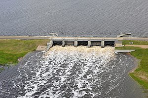 Die Wehranlage des Staudamms