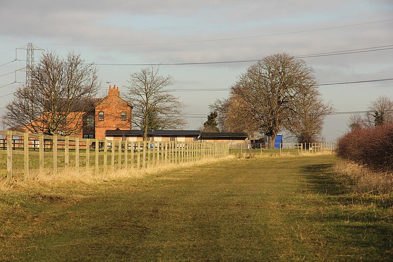 File:Footpath to Stoke Fields Farm - geograph.org.uk - 4362425.jpg