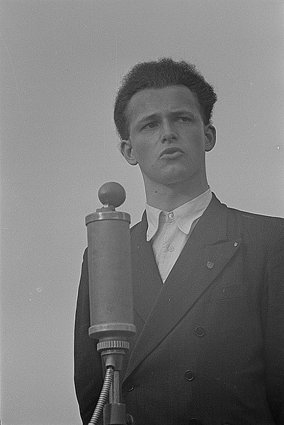 File:Fotothek df roe-neg 0002127 004 Portrait Manfred Gerlachs (Auftritt des Moissejew-Ensembles im Bruno-Plache-Stad.jpg