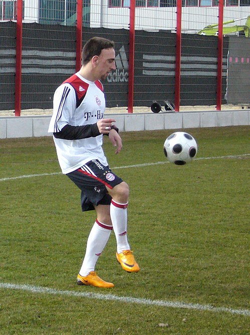 Ribéry playing keepie uppie at a training session with Bayern Munich in 2008