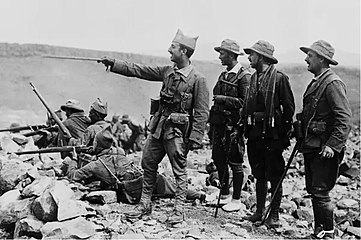 Franco dirigeant le tir des hommes de la 1re bandera durant la guerre du Rif (1921).