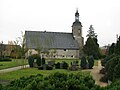 Kirche mit Kirchhof und Einfriedungsmauer, Gedenktafel für die Gefallenen der Kriege von 1866 und 1870/1871 an der Einfriedungsmauer, Denkmal für die Gefallenen des Ersten Weltkriegs und zwei Grabmale