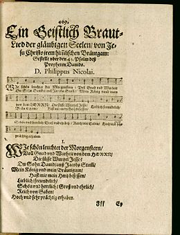 Impressão inicial de partitura, com o cabeçalho e a inicial da primeira estrofe em letras elaboradas