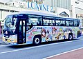 高速バス車両には富士急ハイランドでのイベントにちなんだラッピングが施されることもある（画像はアイドルマスターシリーズ）