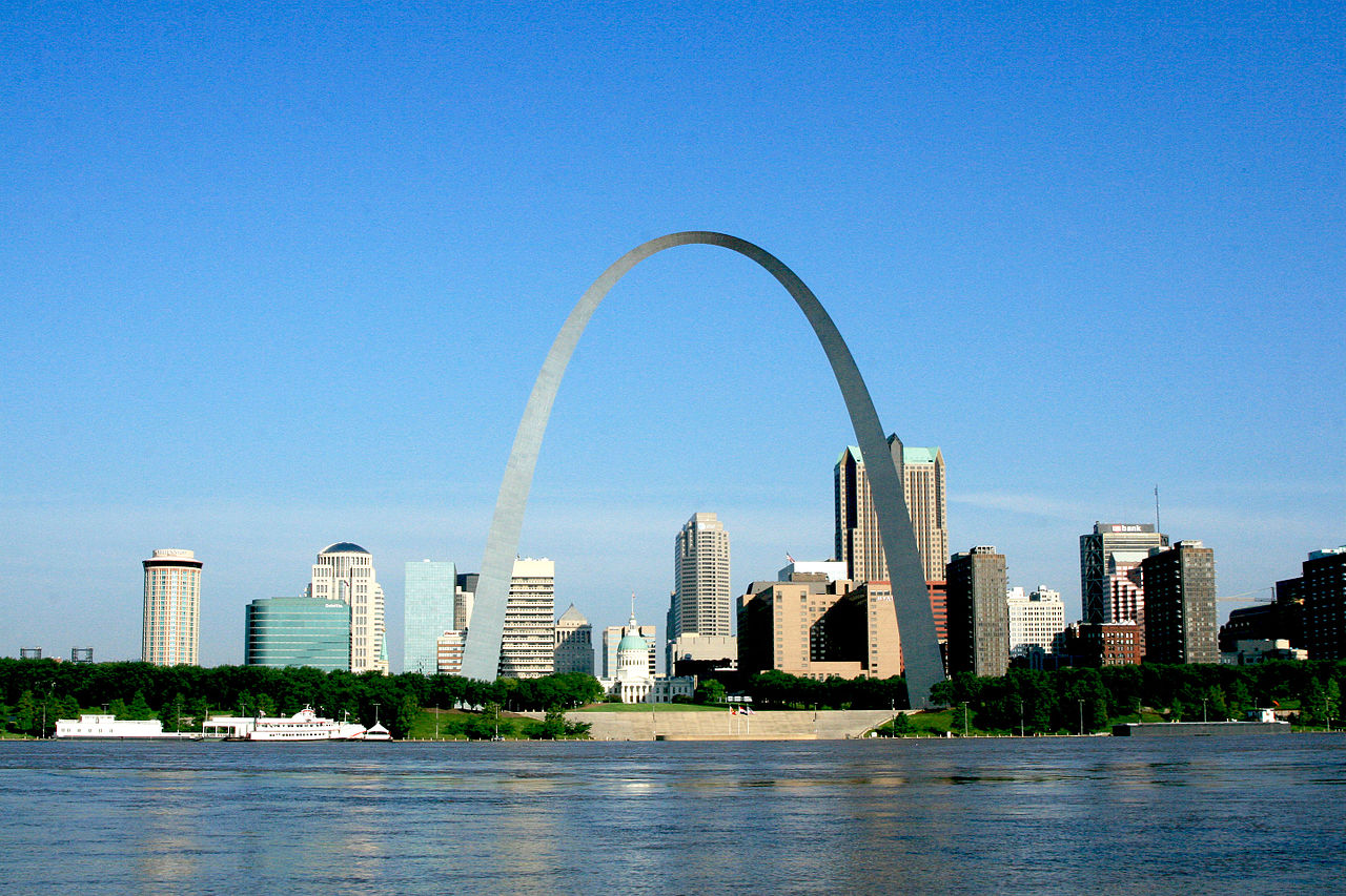File:Gateway Arch as seen from East St. Louis, IL (5263761913).jpg - Wikimedia Commons