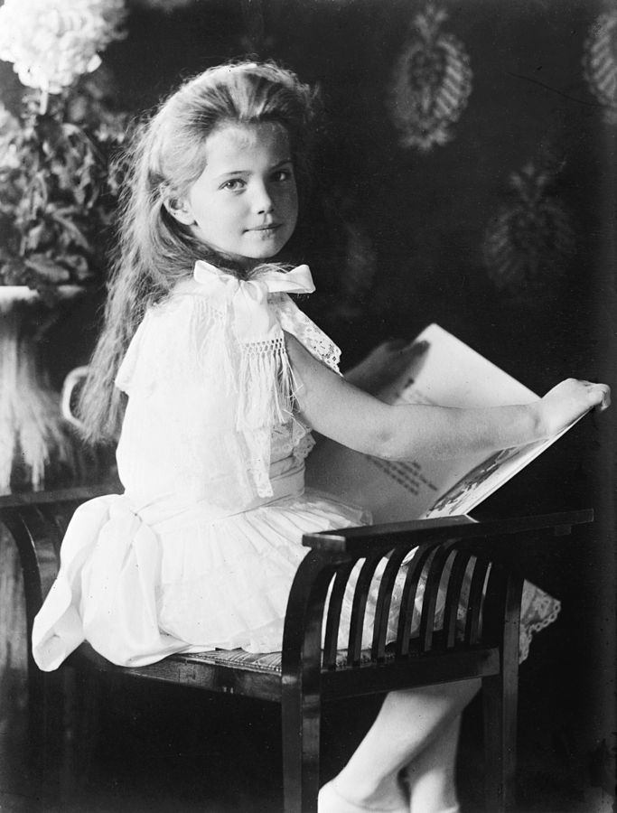 https://upload.wikimedia.org/wikipedia/commons/thumb/0/06/Grand_Duchess_Marie_with_book_1906.jpg/683px-Grand_Duchess_Marie_with_book_1906.jpg