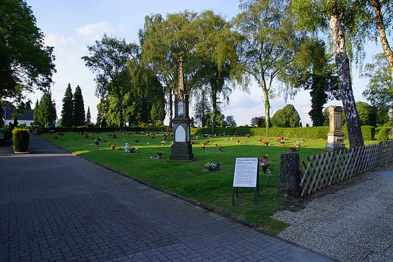 File:Graves around the church - panoramio.jpg