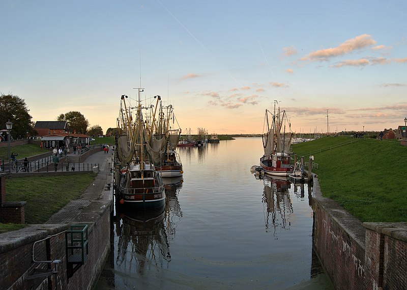 File:Greetsieler Hafen, Abend 2010.jpg