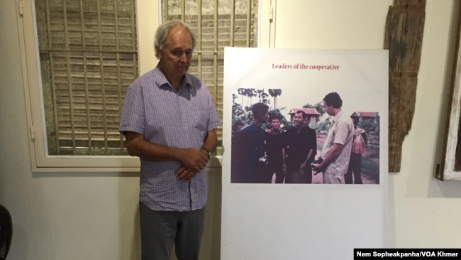 File:Gunnar Bergstrom pictured with a photograph of his meeting with Khmer Rouge.webp