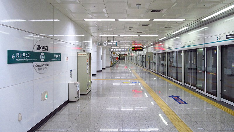 File:Gwangju-metro-106-Geumnamno-5ga-station-platform-20190521-075856.jpg