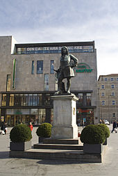 The statue of Handel, in Halle Handeldenkmal 2009.jpg