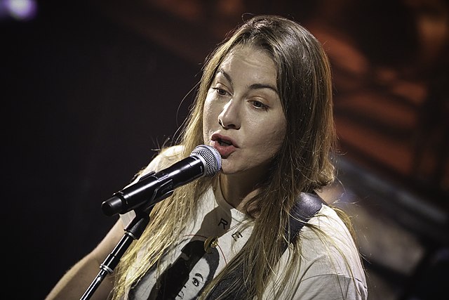 Haim performing in 2018