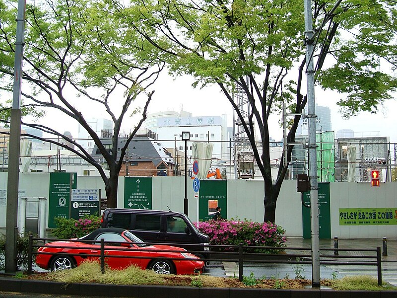 2010年に取り壊されたハナエ・モリビルの跡地（東京・表参道）Wikipediaより