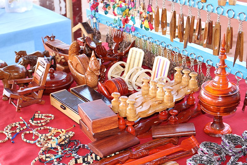 File:Handcrafts at Inle.JPG