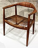 Hans j. wegner per johannes hansen, sedia modello JH 501, copenhagen 1949.jpg