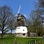 Windmühle (Galerieholländer) aus dem Jahre 1825 mit Reetbedachung. Mühlenbetrieb eingestellt kurz nach dem Weltkrieg II, heute Nutzung als Wohnmühle. ...