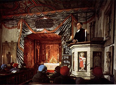 Gudstjänst 1958 med bl.a. 1500-tals målningar i bakgrunden.