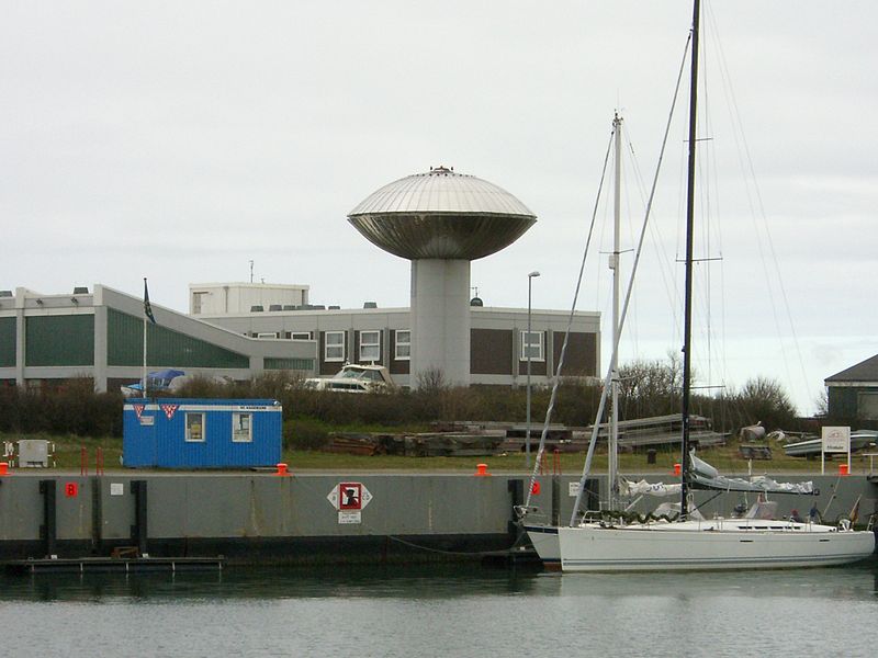 File:Helgoland am Hafen.jpg