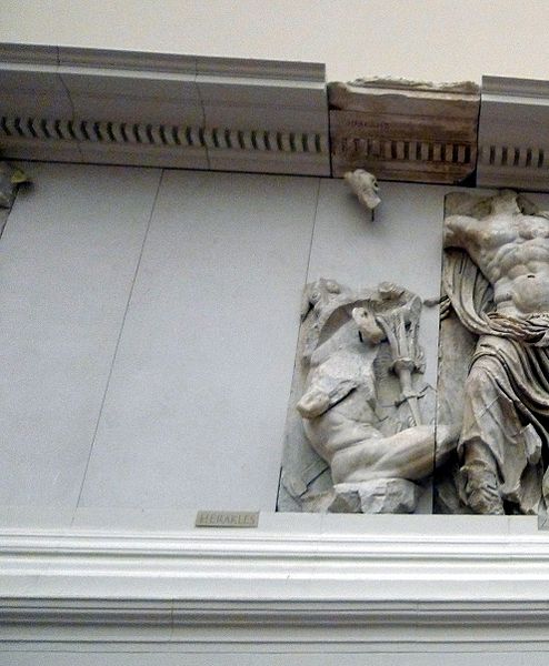 File:Herakles-leerstelle-pergamon.JPG