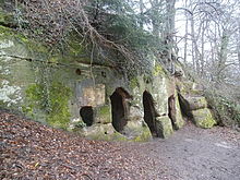 Jeskyně poustevníků (Hermitage), Hermits Wood, opatství Dale, Derbyshire - East Midlands of England.jpg