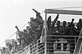 Het schip Groote Beer vertrekt met troepen vanuit Hoek van Holland naar Nieuw Gu, Bestanddeelnr 911-6357.jpg