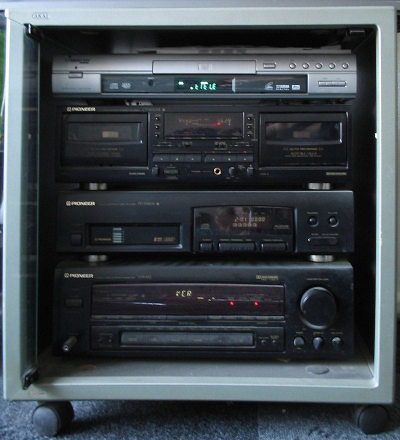 pauze Accor lading Bestand:Hi-Fi component system with Pioneer receiver and CD player and  double cassette deck and a silver optical disc player (top).jpg - Wikipedia