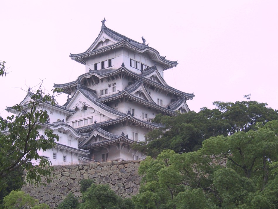 Himeji Castle angle close-up.jpg