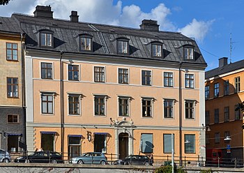 På 1960-talet var bebyggelsen på Mariaberget östra rivningshotad. Men planerna förhindrades och Hornsgatspuckeln med sin historiska bebyggelse fick vara kvar. Under 1970-talet genomfördes en varsam upprustning av husen som leddes av Stockholms stads fastighetskontorets arkitekt- och byggnadsavdelning i samråd med Stockholms stadsmuseum. Här syns bostadshuset Hornsgatan 34 i kvarteret Svalgången före och efter renoveringen. Fastigheten ägs och förvaltas av kommunägda AB Stadsholmen.[5]