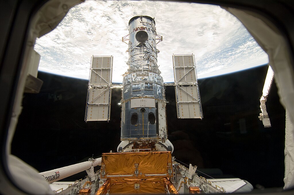 1024px-Hubble_docked_in_the_cargo_bay.jpg