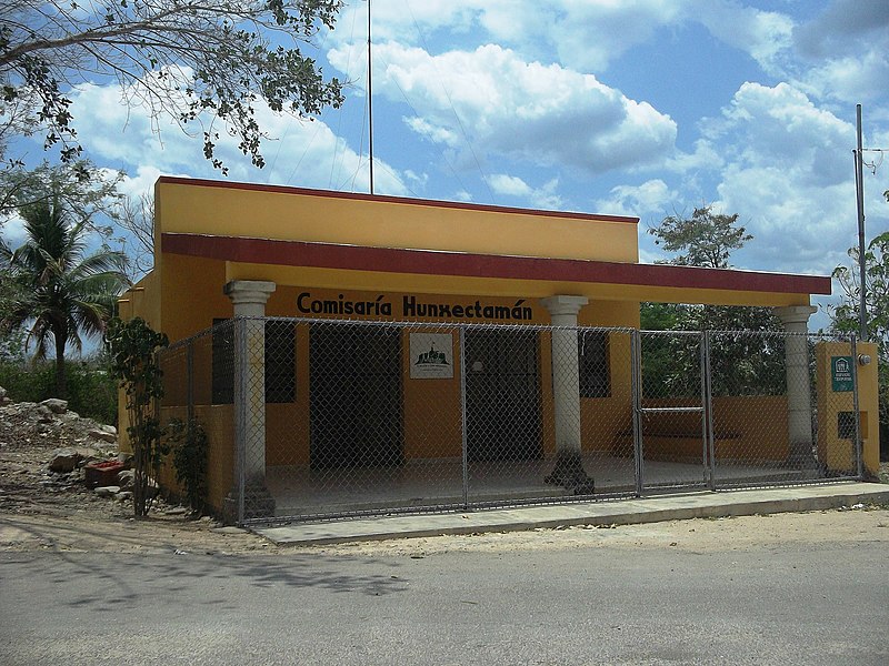 File:Hunxectamán (Mérida), Yucatán (01).jpg