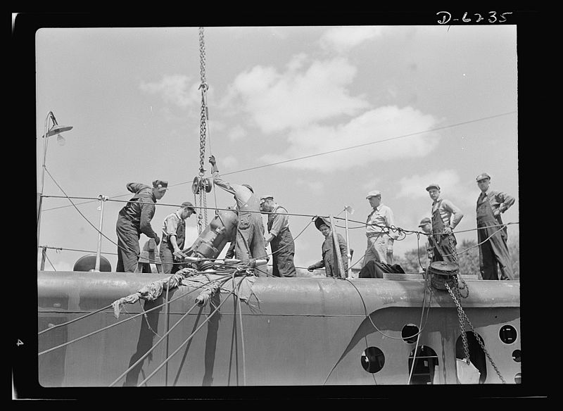 File:Installation of an engine part in a submarine under 8b07453v.jpg