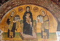 Константин (справа) и Юстиниан (слева) Великие предстоят Христу и Богородице. Мозаика над южным входом в Святую Софию
