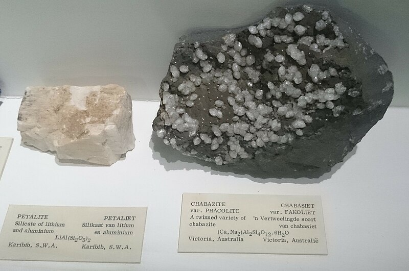 File:Iziko Mineral Petalite Chabazite.JPG